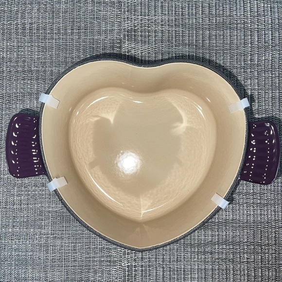 Le Creuset Heart Dutch Oven - Picture 2 of 6